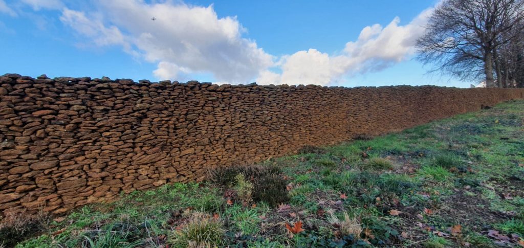 gerestaureerde muur langs zuid flank